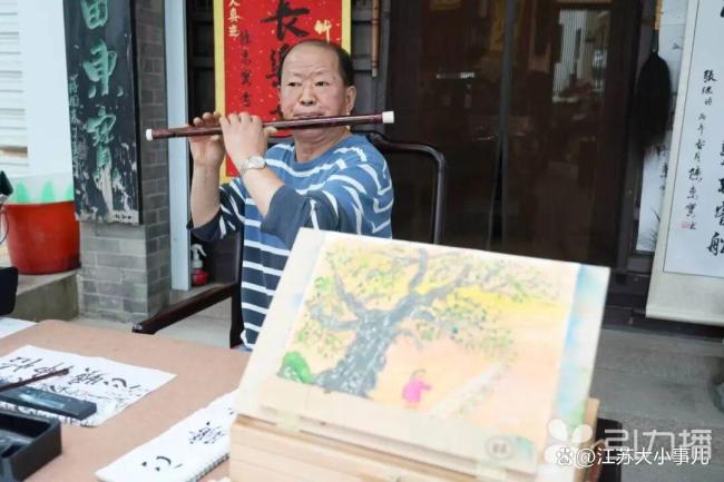 73岁大爷一瘸一拐4次跳河救人