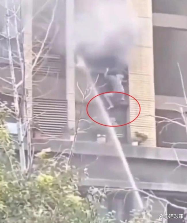 连云港火灾 云梯 母女被困五楼险坠落