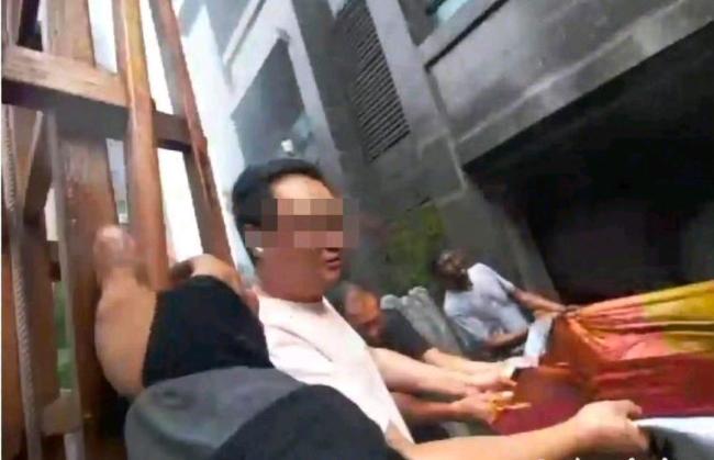 火灾母女坠落时撞到挑檐未被接住 消防回应救援细节