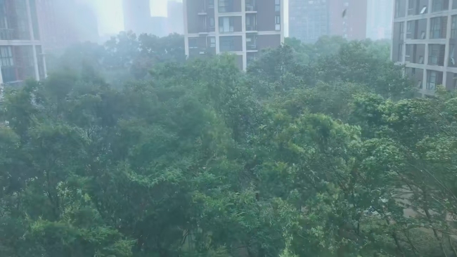 杭州上空出现一道分界线