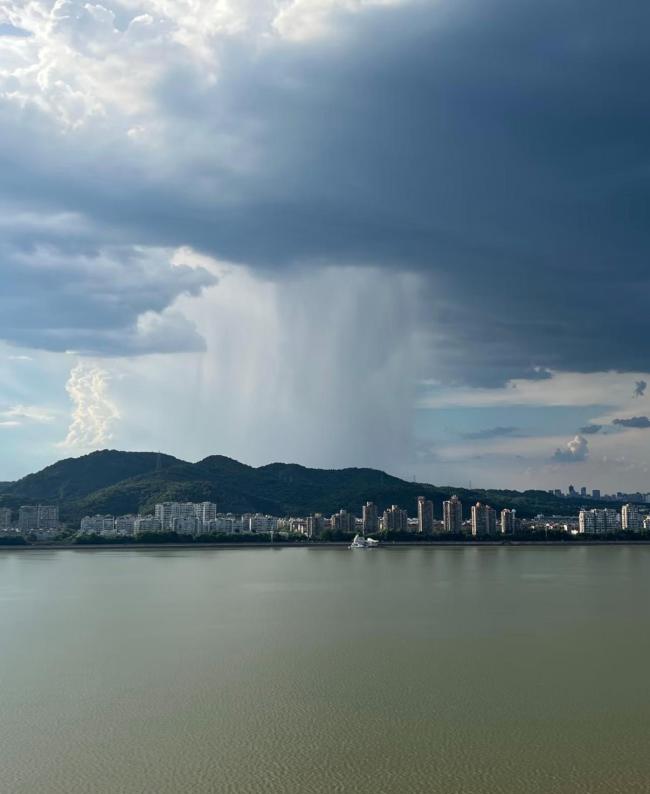 杭州上空出现一道分界线 晴雨切换引关注