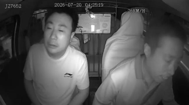 师傅嗖嗖嗖送医 我欻欻欻好了:的哥闯红灯救人