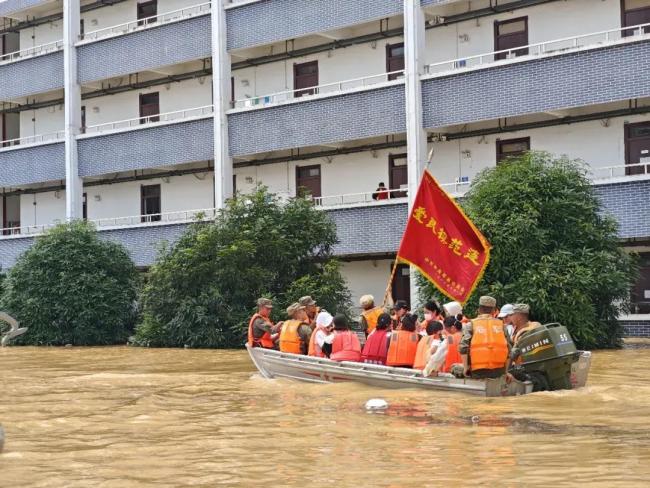 有一种自豪感叫我们拥有人民军队 为人民扛枪打仗