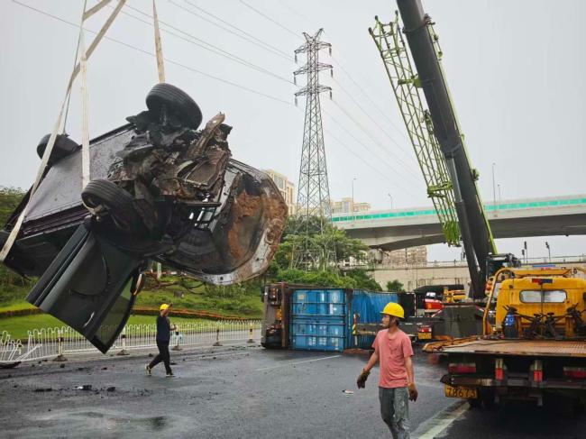 海口路面现140平方米塌方 轿车掉入 无人员伤亡