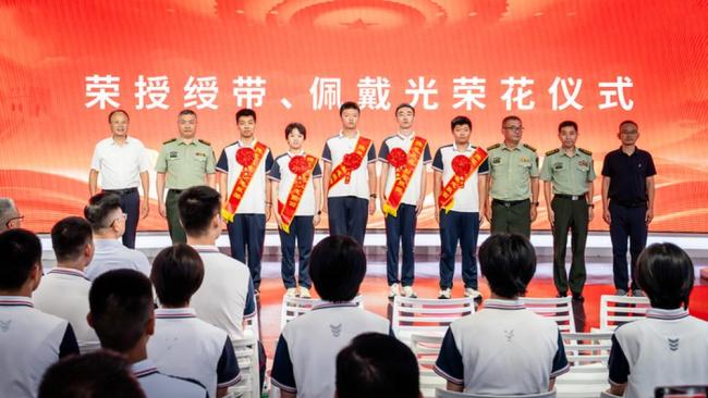 济南一高中为40名军校学子集体壮行 青春作答报国志