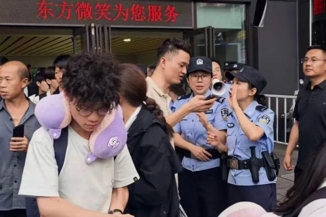 3000多名旅客因雨滞留 民警全力疏导 温情服务暖人心