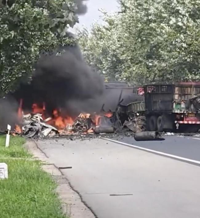 山东两货车相撞起火 爆炸现场曝光 冲击波震掉手机