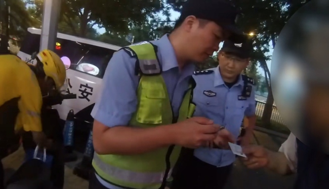 外卖小哥一着急 给民警派了个“单” 暖心接力寻药