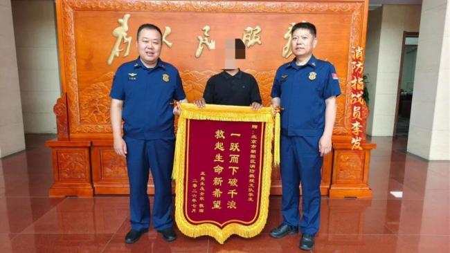 消防员桨板训练时跃入水中救人