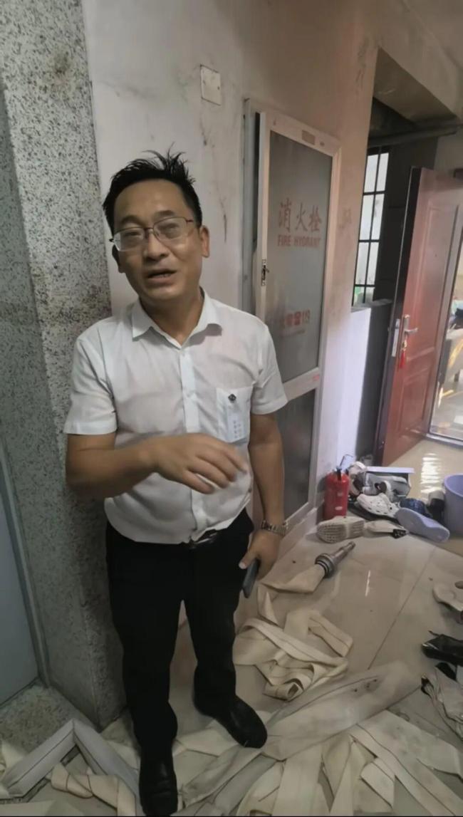 小区突发火情物业经理逆行救火 党员本色展现