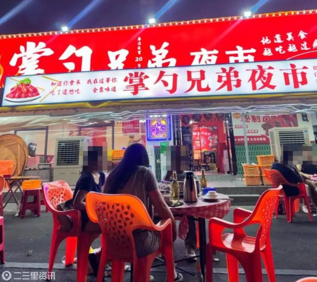 多方回应夜市员工从垃圾桶内捞油脂 涉事店铺态度敷衍