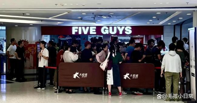 FIVEGUYS北京店排队超百米 新鲜体验引热潮