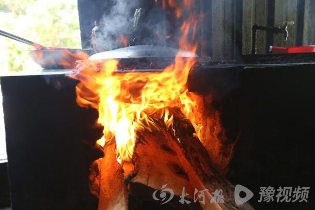 刘雨鑫探店再带火周口“无名地锅鸡” 千万级美食博主打卡宝藏小店