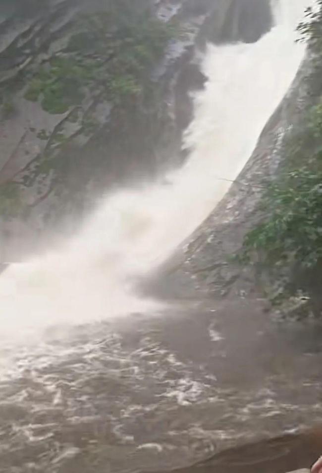 突发暴雨致山洪 212名受困游客被营救