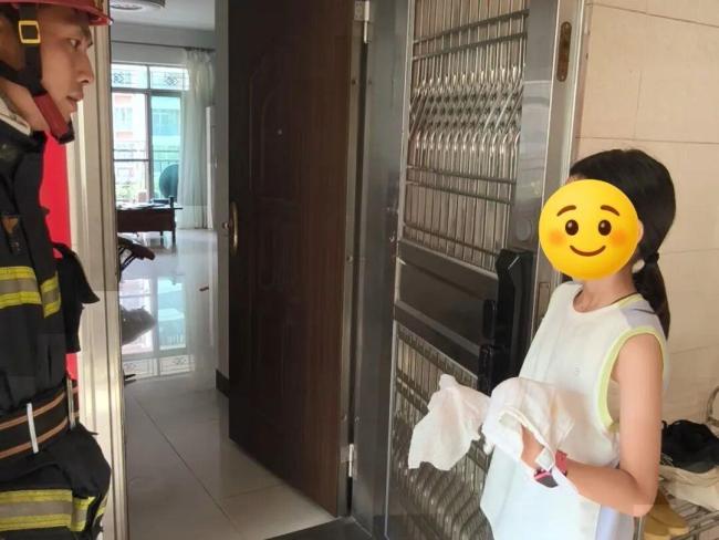 爸爸出门忘关火 女儿淡定“控场” 机智应对火灾险情