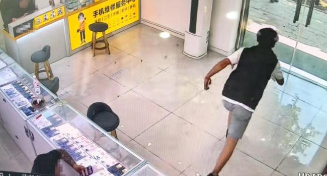 青岛两男子抢走4部手机