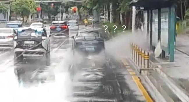 行人雨天被溅湿后报警司机遭罚