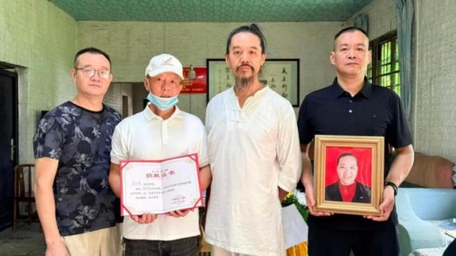 老夫妻兑现生死之约先后捐献遗体角膜 大爱至亲感村民