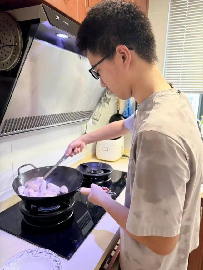 回到家饭菜已上桌 掌勺的是放假的娃 少年掌勺用心琢磨