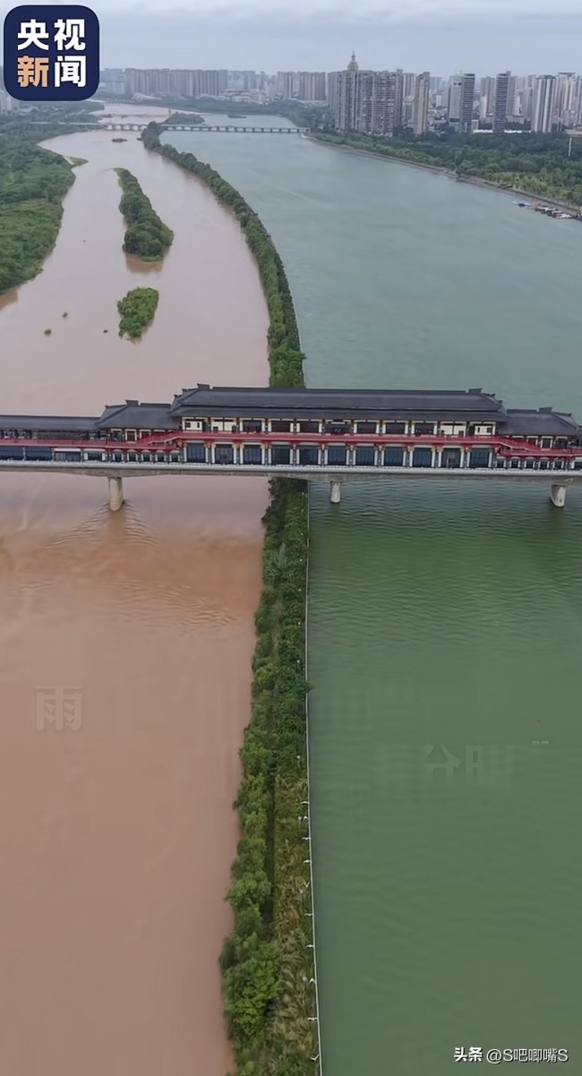雨后咸阳出现天然“鸳鸯锅”