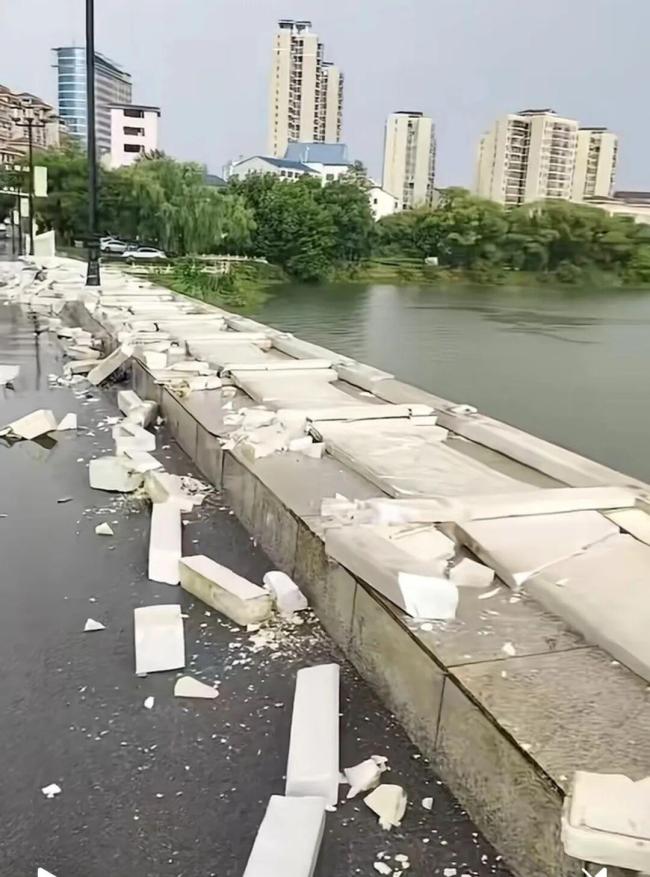 湖北一桥梁护栏被整排吹倒碎落一地