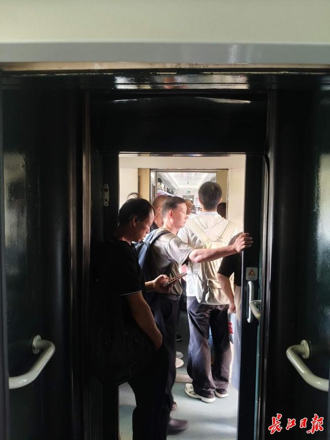 暑运绿皮车座无虚席过道都是人 旅客热情不减