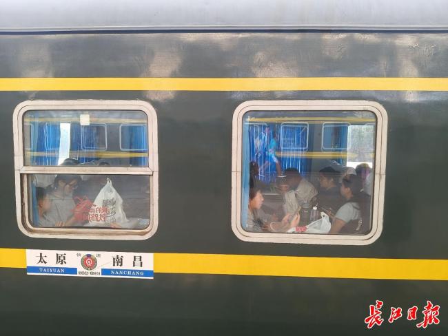 暑运绿皮车座无虚席过道都是人 旅客热情不减