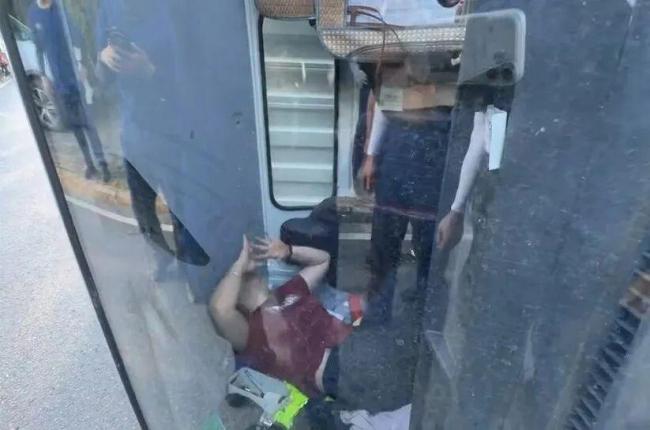 归途遇车祸40多名消防员火速救援 快递货车侧翻女子被困