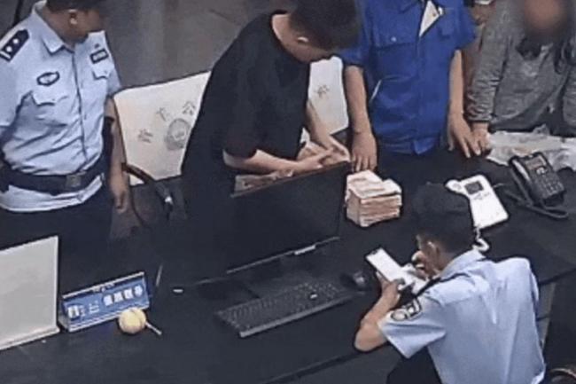 15万现金掉落民警说服捡拾者归还 10分钟完璧归赵