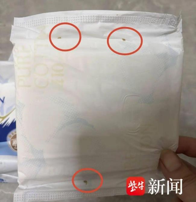 女子回应卫生巾发现十几只死虫 消毒级产品引质疑