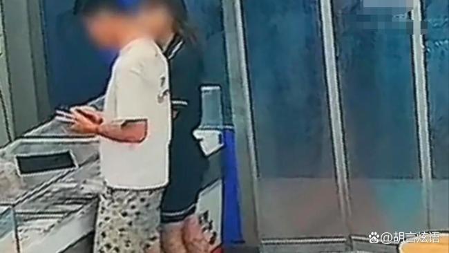 男女佯装挑手机抢夺手机逃走