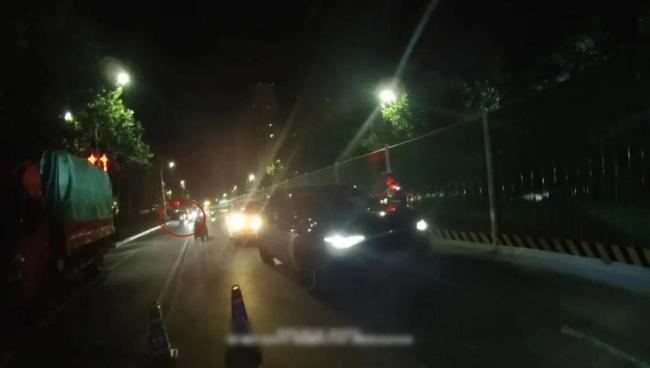 男子酒驾遇交警想让妻子顶包