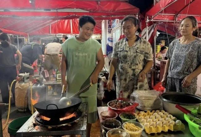 13岁炒粉男孩走红后一天炒百来份粉 孝心少年感动网友