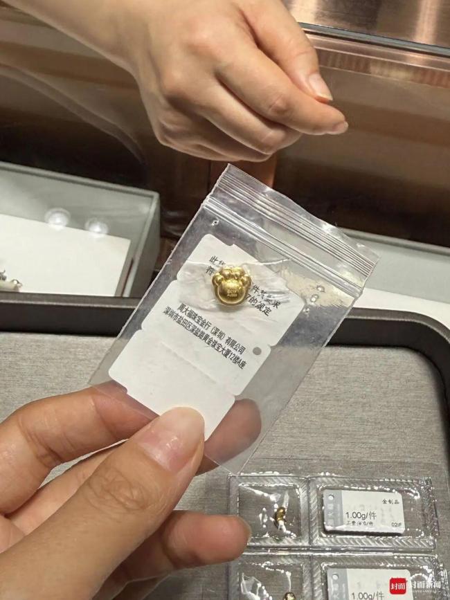 价格在坐过山车 谁在坚持买黄金 金价波动下的坚守者