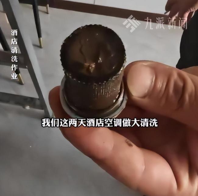 男子住酒店发现花洒疑有粪便，酒店称为空调滤网泥土，男子已投诉 赔偿争议持续升级