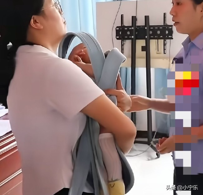 女警接过婴儿让妈妈安心赴考 温柔守护获赞