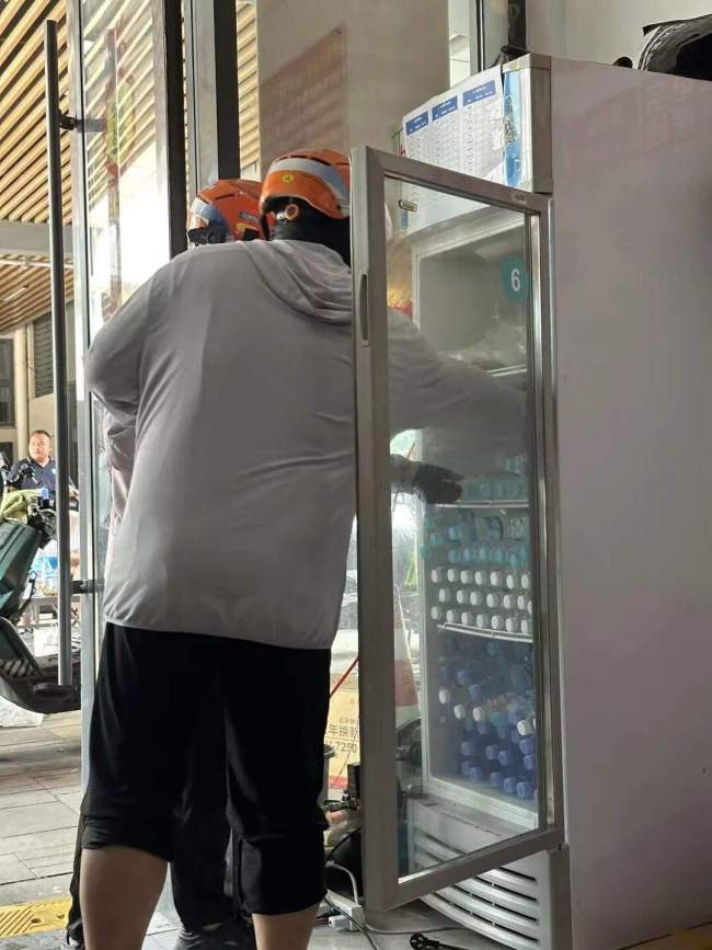 济南外卖“单王”每天跑十几小时 烈日下的坚持
