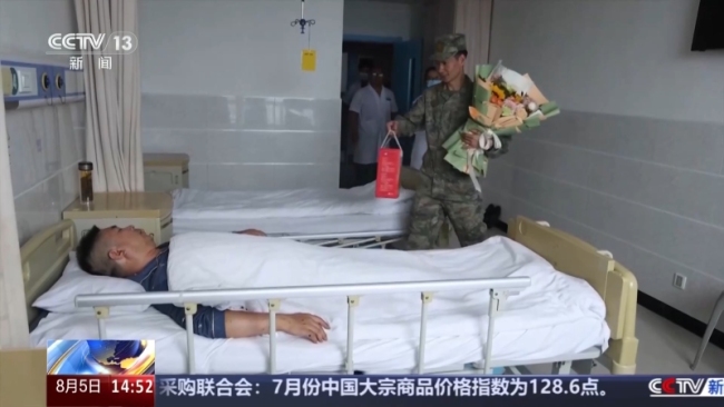 运煤车侧翻压倒对向轿车 军人挺身救人