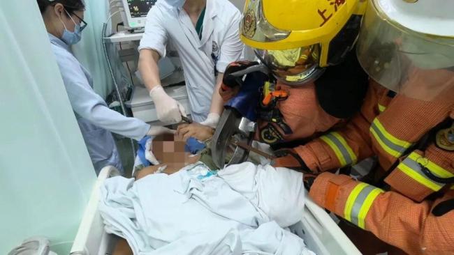 建筑工人不慎坠落身体被3根钢筋刺穿 紧急救援成功分离