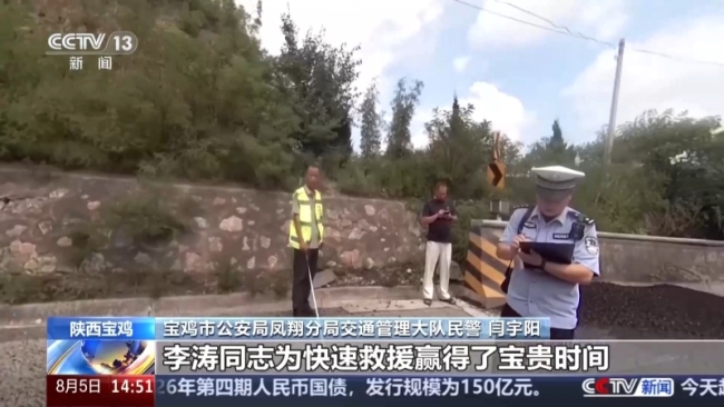 运煤车侧翻压倒对向轿车 军人挺身救人