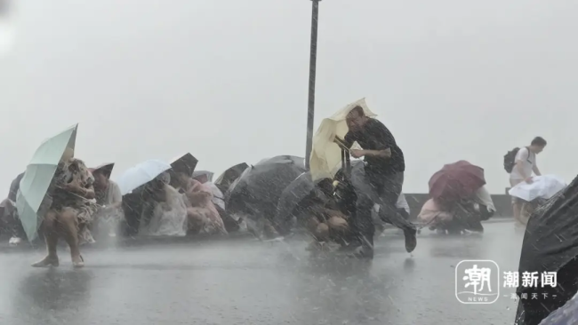 西湖突现狂风暴雨 游客瞬间被浇透