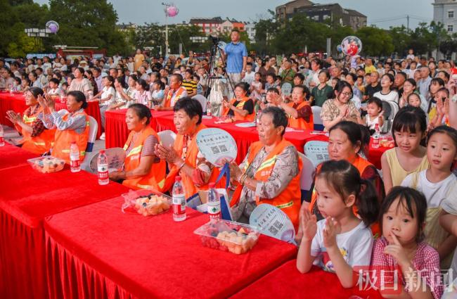 晚会现场 环卫工人坐到主席位 致敬城市美容师