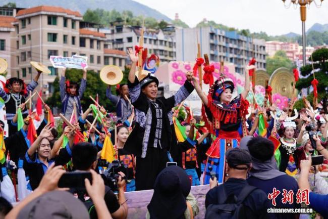 贵州黔南州成立70周年民族大巡游举行 多彩方阵展现团结风采