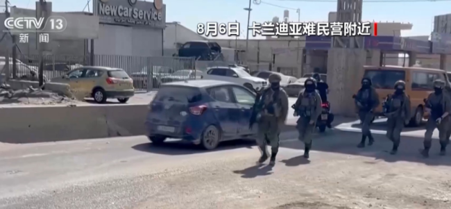 以军士兵把枪口对准中国记者 军事行动现场直击
