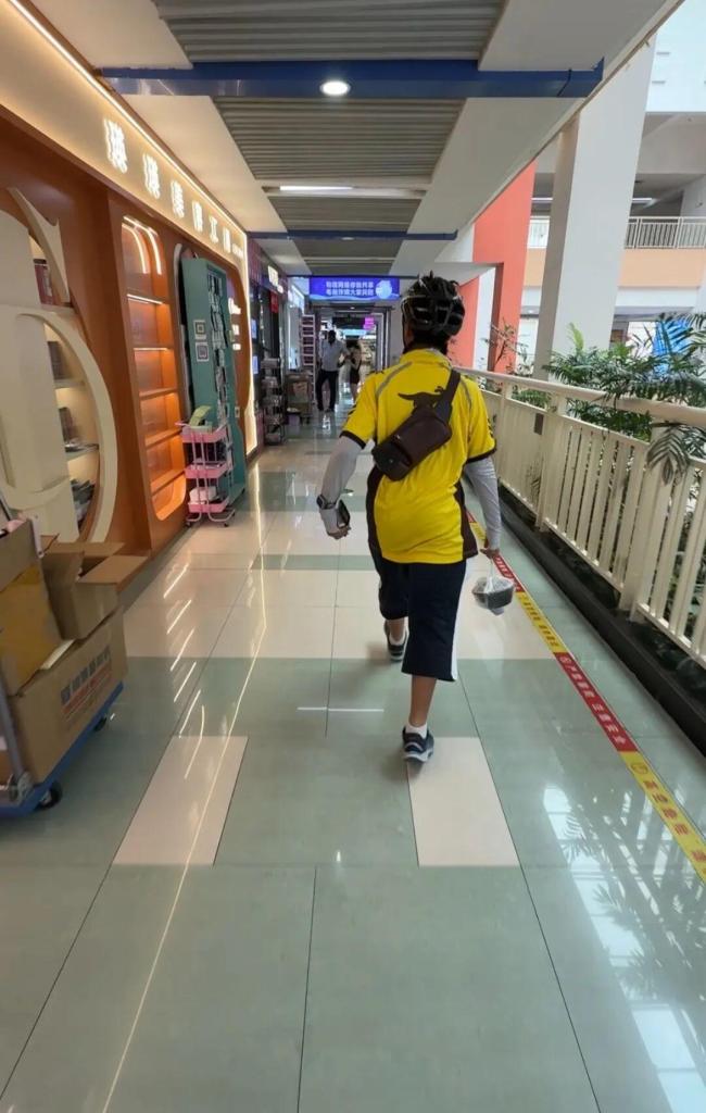 厌学儿子送20天外卖意外缓和父子关系