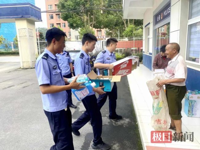 派出所民辅警攒废品帮扶七旬老人