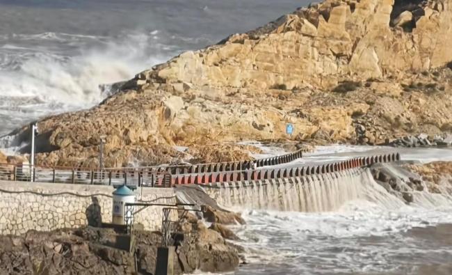 “白海豚”登陆瞬间 台风前夕悲剧发生_新闻频道_中华网