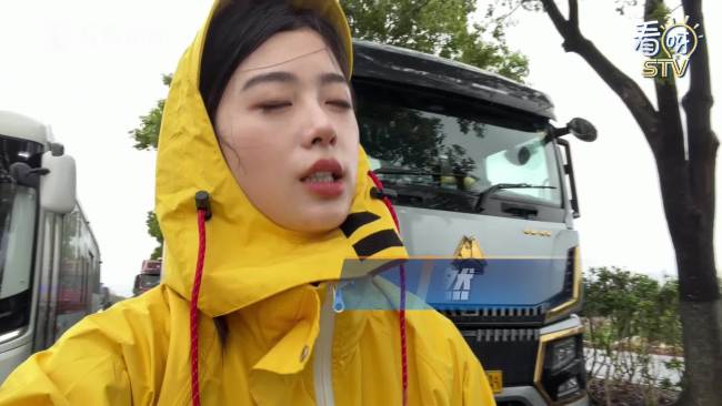台风天工作人员挨个劝司机去安置点 暖心服务助滞留司机