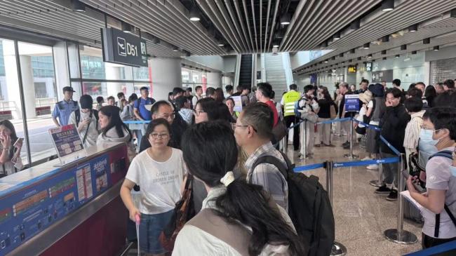 成都飞上海航班备降北京又回成都 台风影响旅程