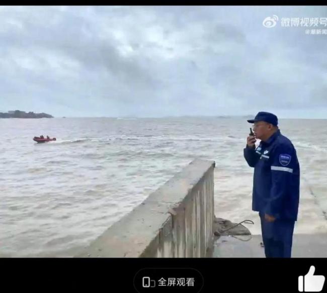 台风天游客硬闯封闭浴场被救回 家人硬闯是主因